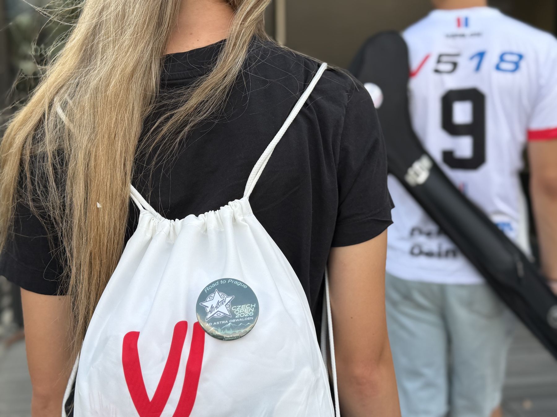 Gut sichtbarer individueller Button an einer weissen Sporttasche