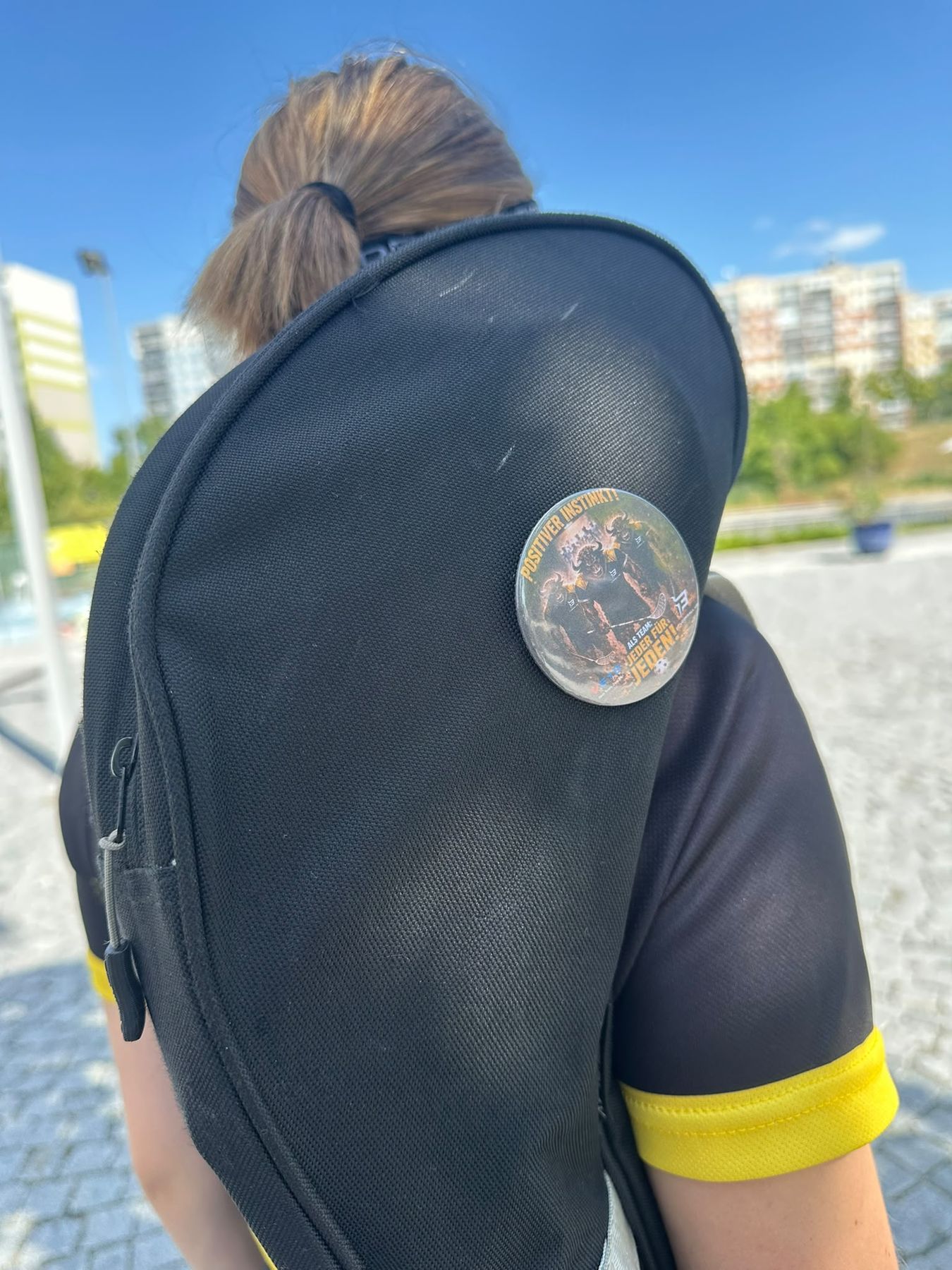Grosser Button an einer schwarzen Sporttasche