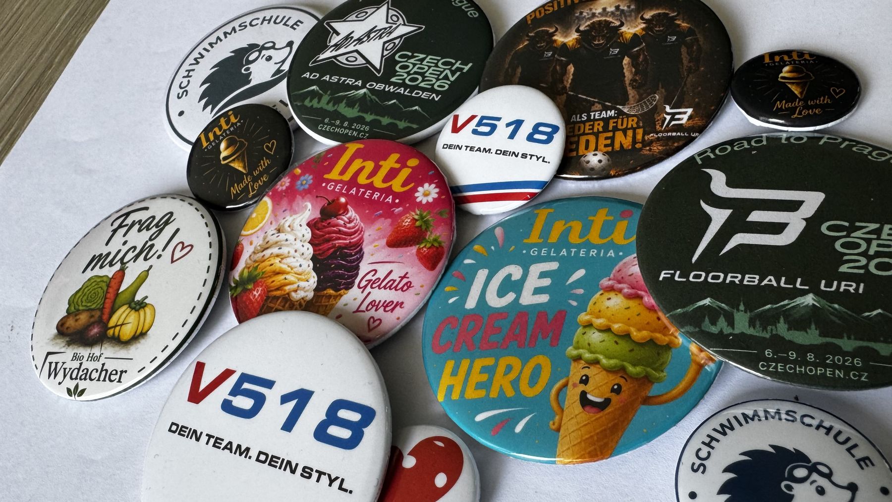 Auswahl farbiger individuell gestalteter Buttons