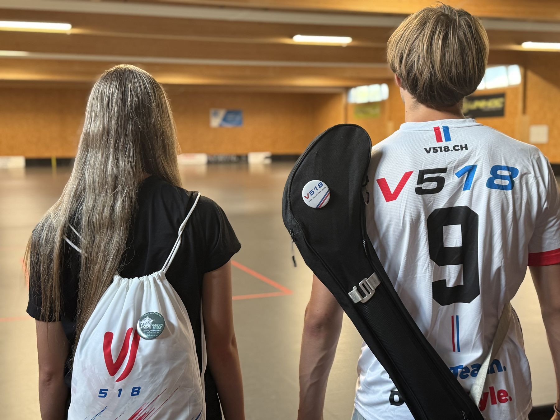 Zwei junge Sportler mit individuellen Buttons auf ihren Taschen